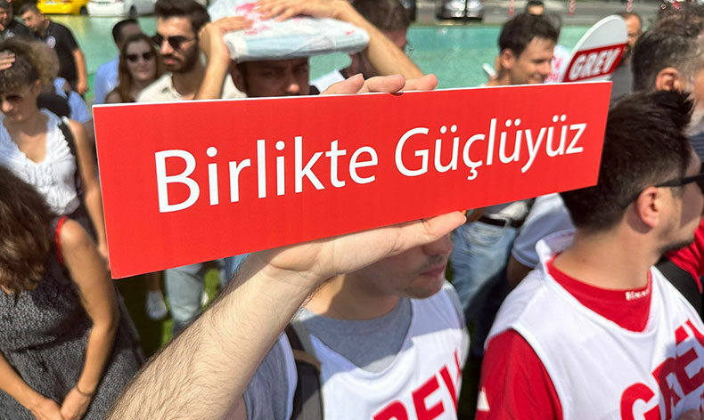Sputnik Türkiye’de grev pankartları asıldı!
