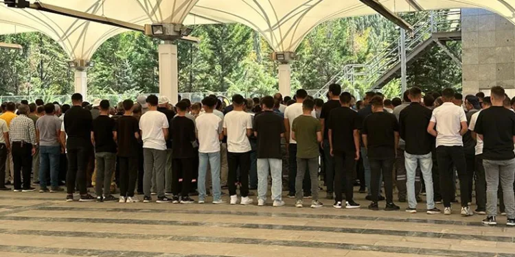 Çakmak gazı kokladığı ileri sürülen çocuk toprağa verildi