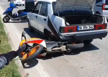 Bursa’da otomobile çarpan motosiklet sürücüsü yaralandı