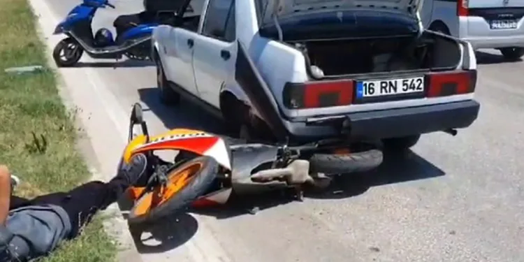 Bursa’da otomobile çarpan motosiklet sürücüsü yaralandı