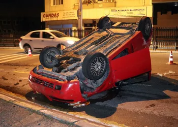Takla atan otomobili bırakıp kaçtı