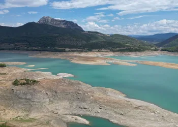 Kuraklığın vurduğu baraj havadan görüntülendi