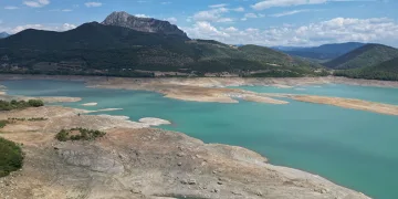 Kuraklığın vurduğu baraj havadan görüntülendi