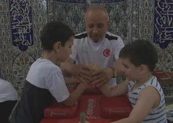 Çocuklar için bilek güreşi turnuvası
