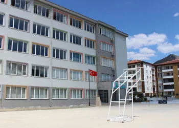 Okulun perdelerini anneler dikti