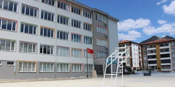 Okulun perdelerini anneler dikti