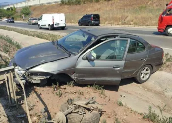 Bursa’da kontrolden çıkan otomobil refüje daldı
