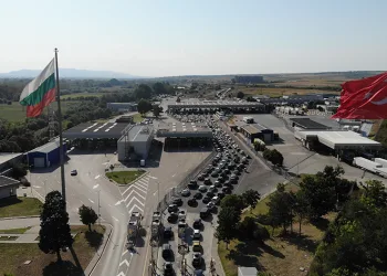 Sınır kapılarında araç kuyrukları
