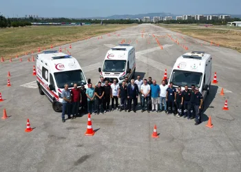 Ambulans sürüş eğitimcilerine güvenli sürüş eğitimi verildi