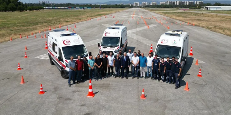 Ambulans sürüş eğitimcilerine güvenli sürüş eğitimi verildi