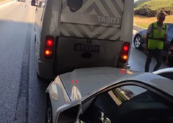 Bursa’da otomobil servis midibüsü ile çarpıştı: 5 yaralı