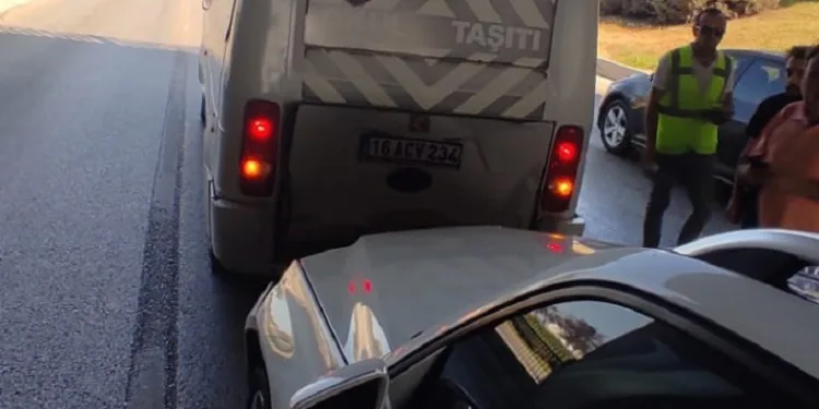 Bursa’da otomobil servis midibüsü ile çarpıştı: 5 yaralı