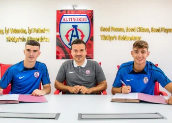 Altınordu’da 2 genç daha profesyonel oldu