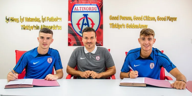 Altınordu’da 2 genç daha profesyonel oldu