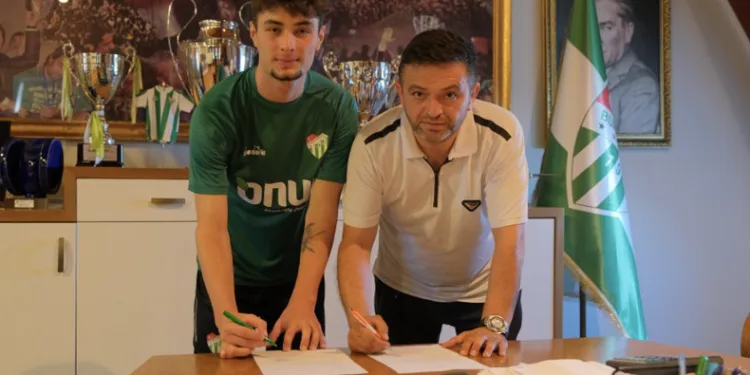 Bursaspor, Melih Sağlam’la profesyonel sözleşme imzaladı