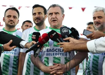 Bakan Osman Aşkın Bak, “Şöhretler Karması” maçında sahaya çıktı