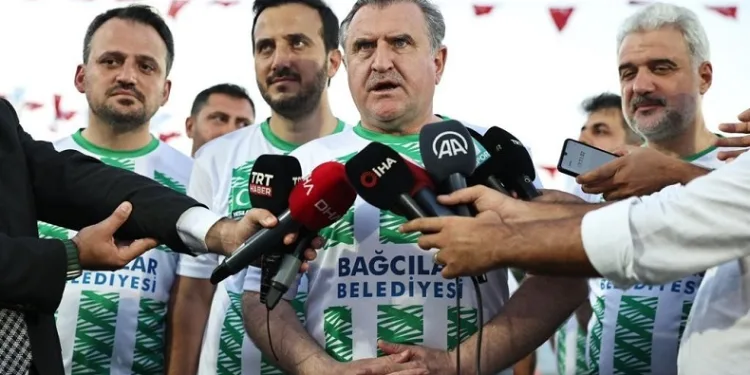 Bakan Osman Aşkın Bak, “Şöhretler Karması” maçında sahaya çıktı