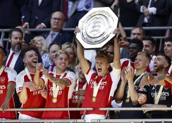 Arsenal, sezona kupayla başladı