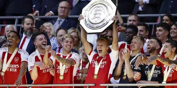 Arsenal, sezona kupayla başladı