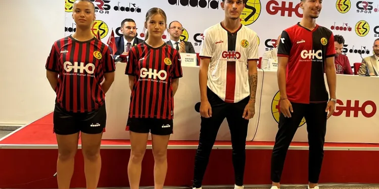 Eskişehirspor’un yeni sezon formaları tanıtıldı