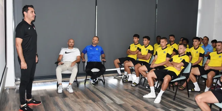 Manisa FK futbolcularına değişen kurallarla ilgili eğitim verildi