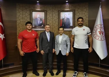 Gençlik ve Spor Bakanı Osman Aşkın Bak milli güreşçileri kabul etti