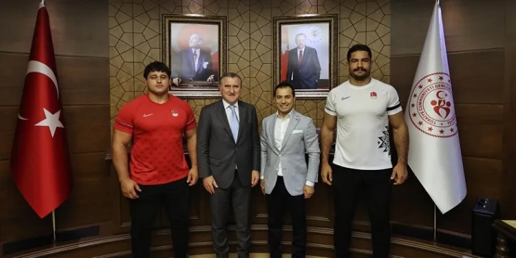 Gençlik ve Spor Bakanı Osman Aşkın Bak milli güreşçileri kabul etti