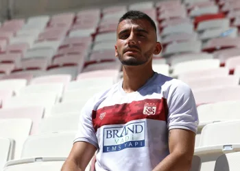 DG Sivasspor, Yunan stoper Achilleas Poungouras’ı kadrosuna kattı
