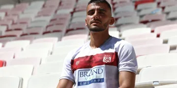 DG Sivasspor, Yunan stoper Achilleas Poungouras’ı kadrosuna kattı