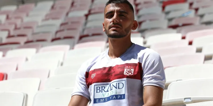 DG Sivasspor, Yunan stoper Achilleas Poungouras’ı kadrosuna kattı