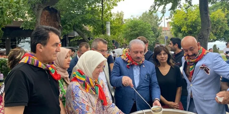 TBMM Eski Başkanı Mustafa Şentop yörüklere aşure dağıttı!