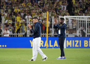 Fred ve Cengiz Ünder, Fenerbahçe taraftarları selamladı