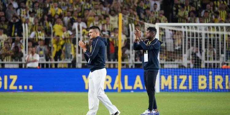 Fred ve Cengiz Ünder, Fenerbahçe taraftarları selamladı