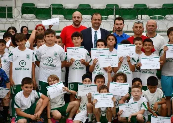 İznikspor yaz futbol okulunda sertifika heyecanı
