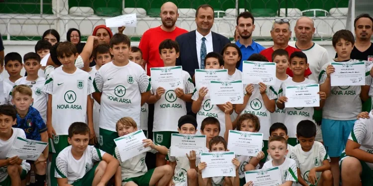 İznikspor yaz futbol okulunda sertifika heyecanı