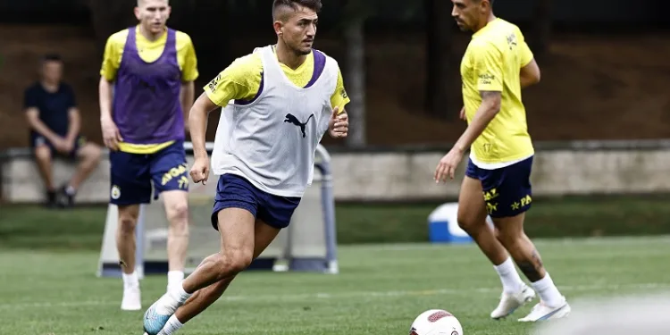 Fenerbahçe’de yeni transferler Cengiz ve Fred takımla birlikte ilk antrenmanlarına çıktı