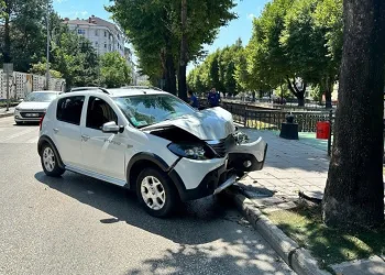 Otomobilin çarptığı genç kadın metrelerce savruldu