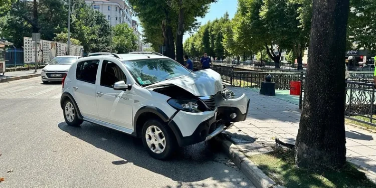 Otomobilin çarptığı genç kadın metrelerce savruldu