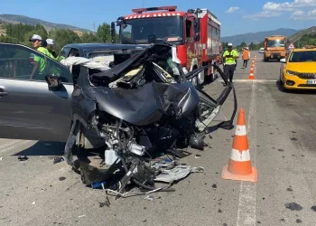 Direksiyon hakimiyetini kaybedip bariyerlere çarptı
