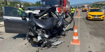 Direksiyon hakimiyetini kaybedip bariyerlere çarptı