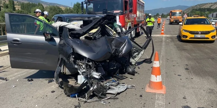 Direksiyon hakimiyetini kaybedip bariyerlere çarptı