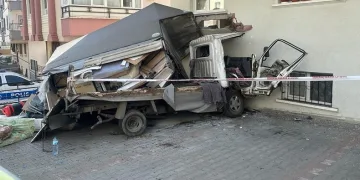 Freni boşalan kamyonetin sürücüsü hayatını kaybetti