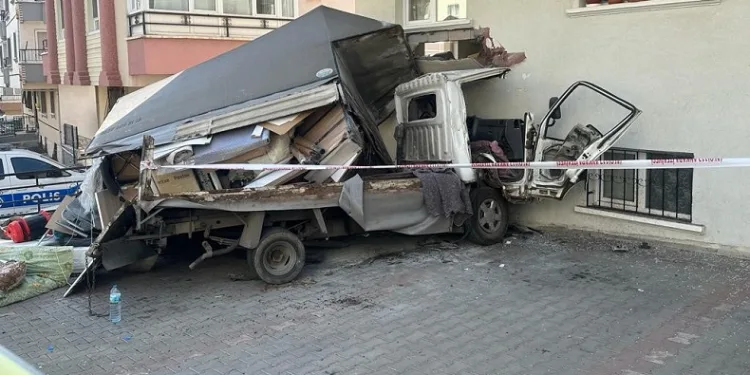 Freni boşalan kamyonetin sürücüsü hayatını kaybetti
