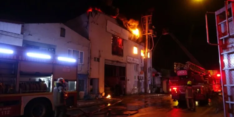 Bursa’da ahşap kapı fabrikası alev alev yandı