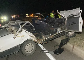 Tıra arkadan çarpan otomobilin tavanı koptu