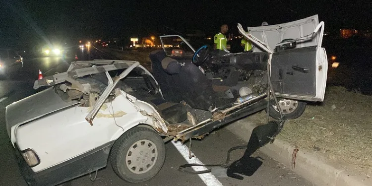 Tıra arkadan çarpan otomobilin tavanı koptu