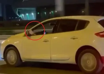 Bursa’da ayağını camdan sarkıtarak araç sürdü