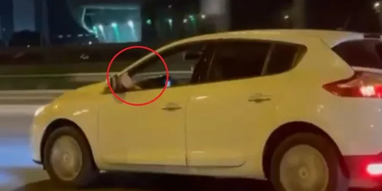 Bursa’da ayağını camdan sarkıtarak araç sürdü
