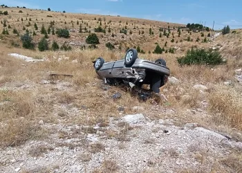 Şarampolden düşüp hurdaya dönen aracın sürücüsü kazayı yaralı atlattı