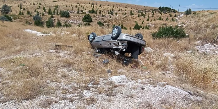 Şarampolden düşüp hurdaya dönen aracın sürücüsü kazayı yaralı atlattı